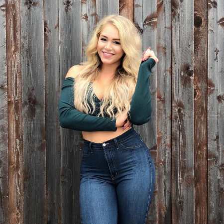 Courtney Tailor has a curvaceous body.